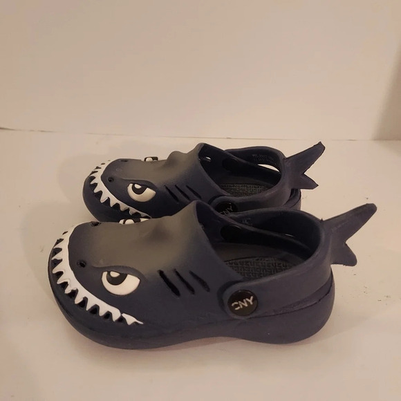 Capelli New York Navy Shark Clogs in Size 7 - Picture 3 of 10